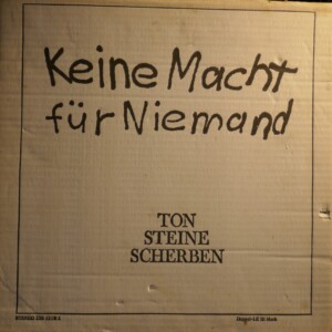 Anarchie mit der Plastik-Waffe